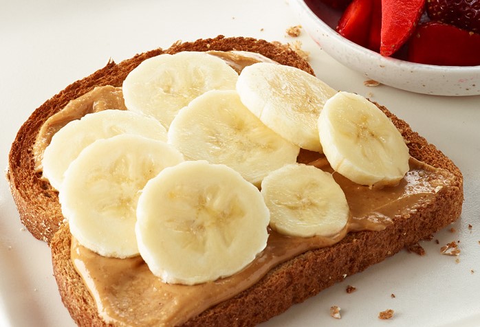 peanut butter sandwich for a beach picnic food that doesn't require refrigeration and a picnic lunch that won't spoil in the heat at the beach