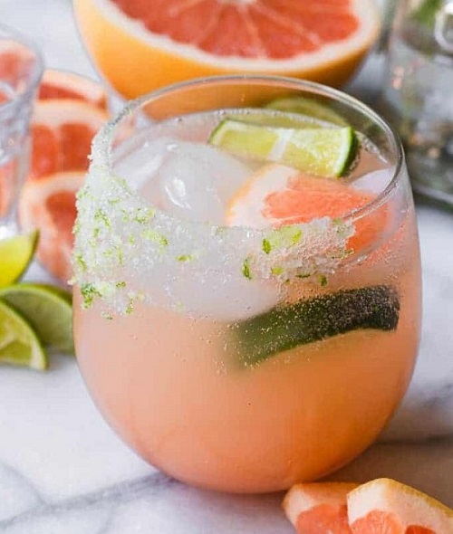 Paloma as a low calorie cocktail with grapefruit, soda, lime and tequila